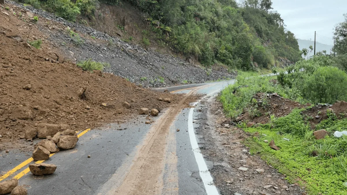 SC-110 tem passagem restrita após deslizamento no Km 260