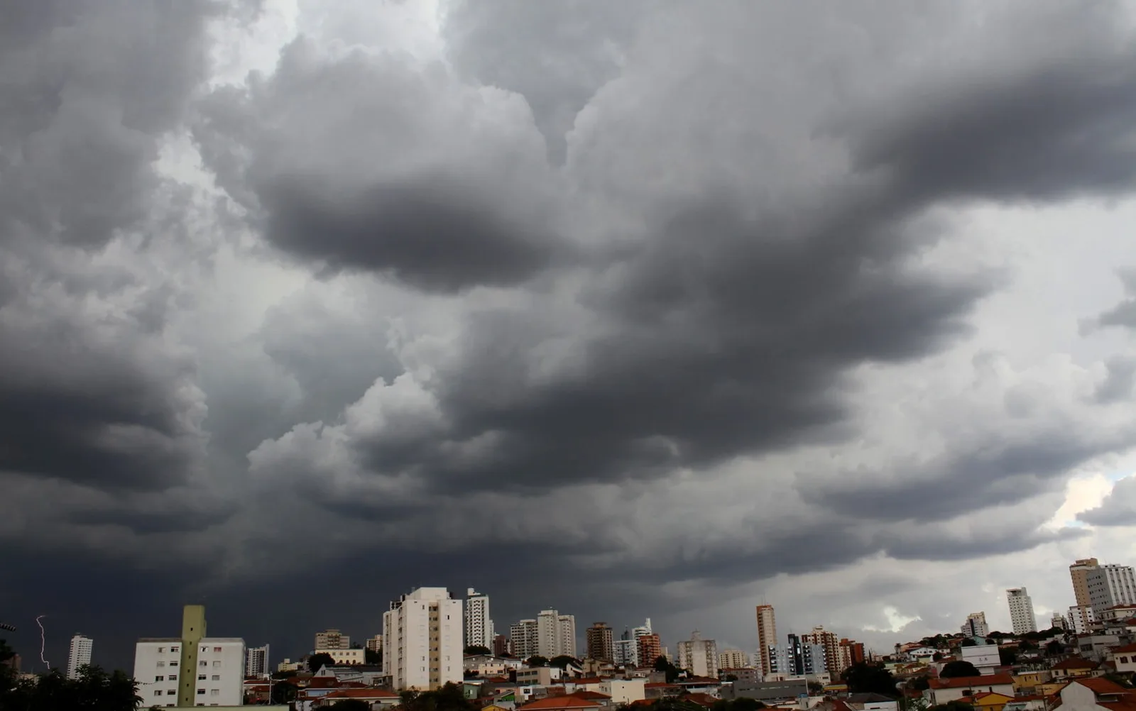 Goiás registra chuva intensa e tem alerta de tempestades para 157 municípios