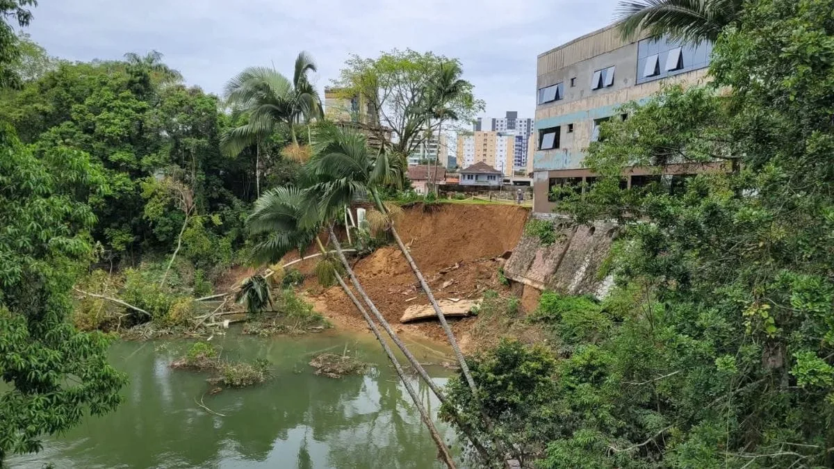 Defesa Civil cobra projeto após erosão no Grande Hotel de Blumenau