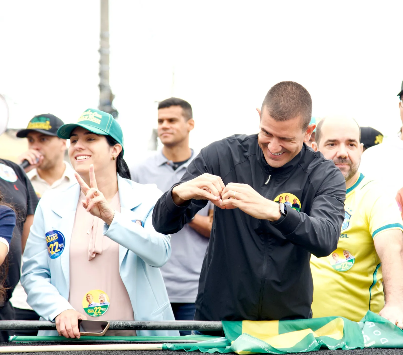 Chuva muda rotina de candidatos em agendas no Rio