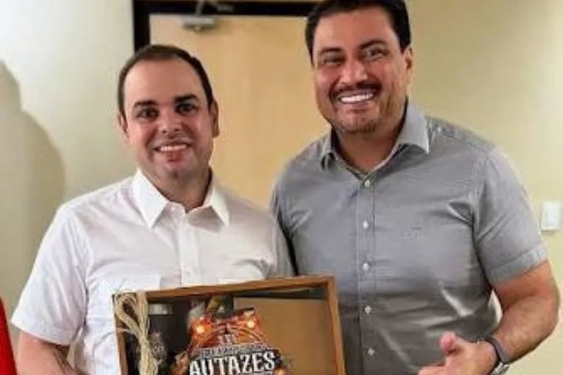 TRE-AM manda retirar posts de prefeito que apoiavam Roberto Cidade