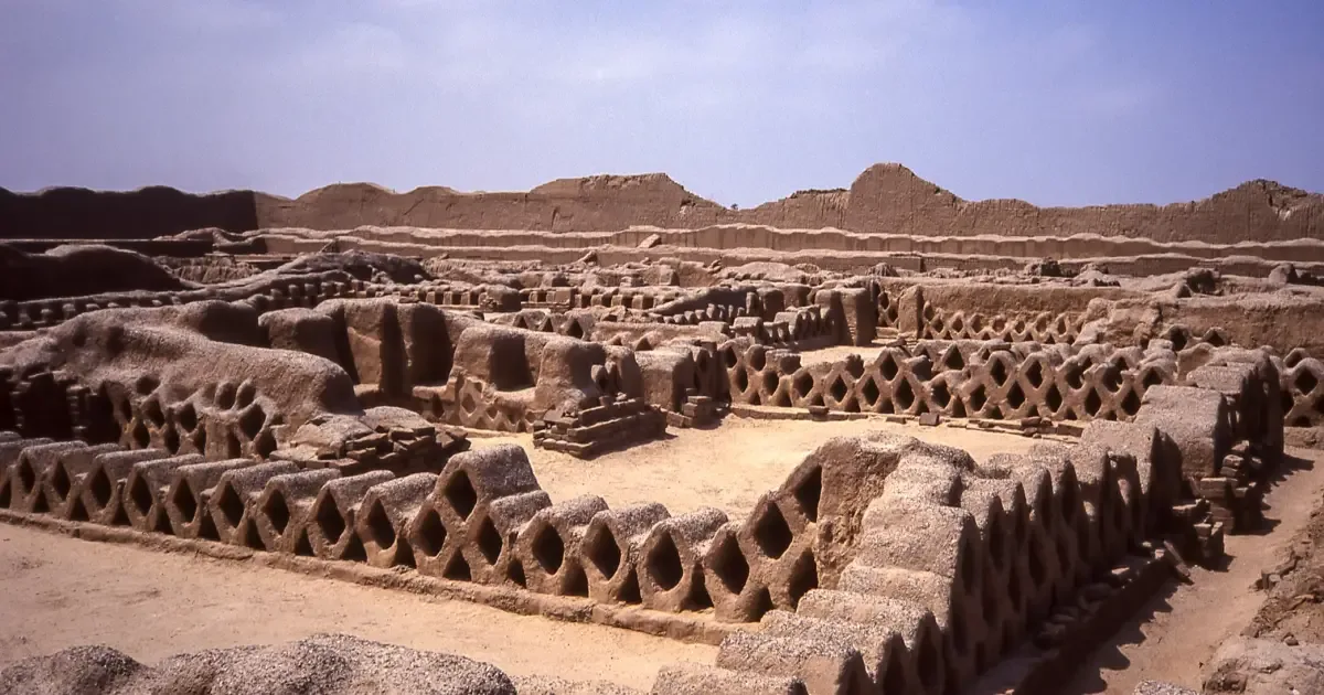 Contexto preservado revela detalhes de tumba Chimú encontrada no Peru