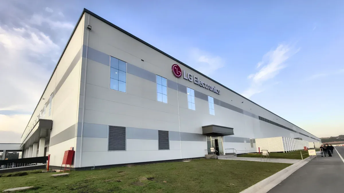 LG investe R$ 1,5 bilhão e inicia produção de geladeiras no Paraná
