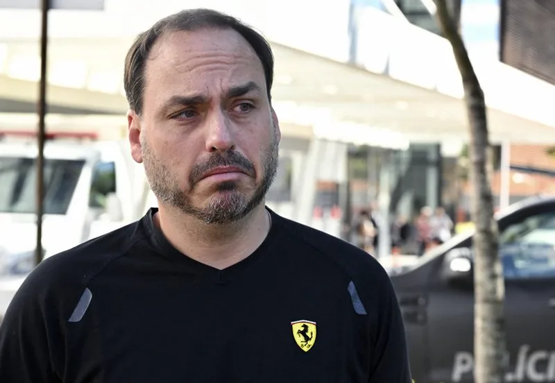 Carluxo despeja rios de dinheiro, mas continua em terceiro na corrida ao Senado em SC
