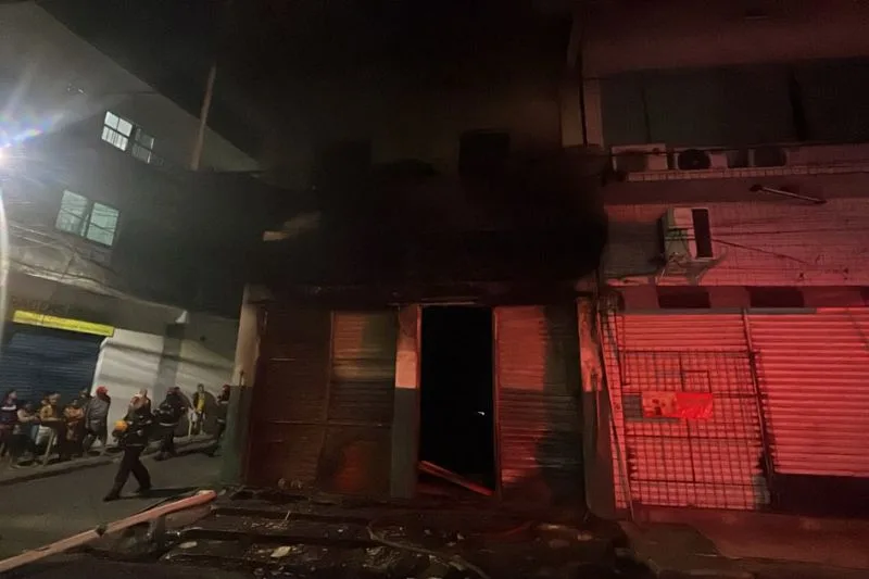 Incêndio atinge padaria e leva ao isolamento de prédio em Manaus