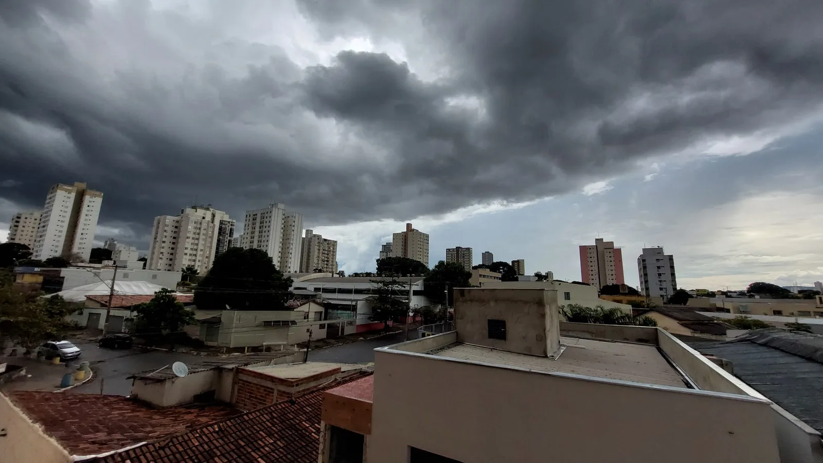 Chuva reduz calor em Goiânia, mas tempestade provoca queda de energia
