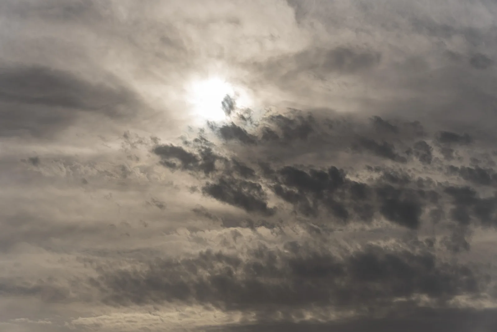 Goiás terá chuva isolada e temperaturas de até 40°C nesta terça e quarta