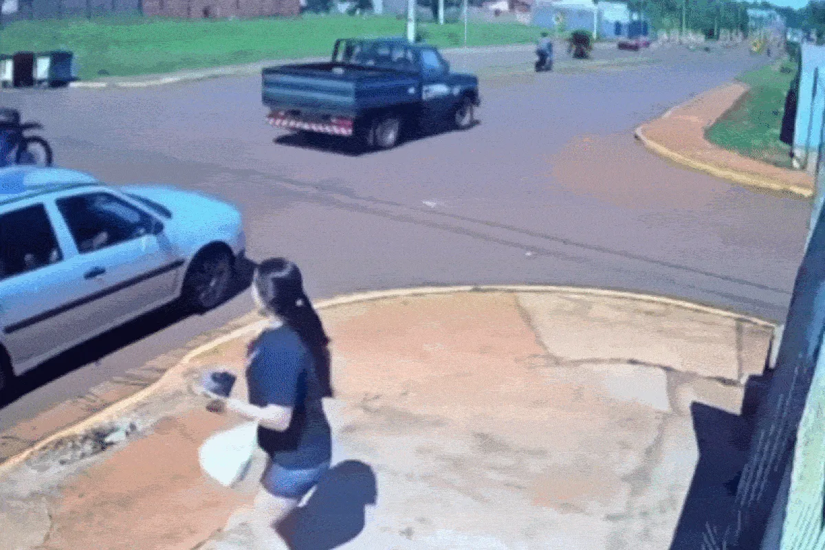 Dois ocupantes de moto ficam feridos após colisão com carro em São Gabriel do Oeste